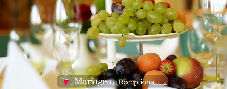 La mise en place de Fruits et jolis plats permettront d'égayer les tables de vos invités