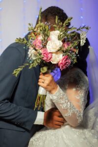 Choix des fleurs pour son mariage : Il peut être judicieux de s'inspirer du calendrier floral pour choisir des fleurs qui sont en phase avec la saison durant laquelle se déroulera le mariage.